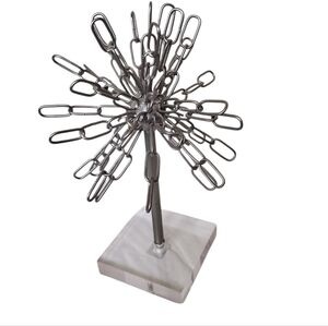 DecMode Round Silver Metal Chain Star On Acrylic Base, 8" X 12